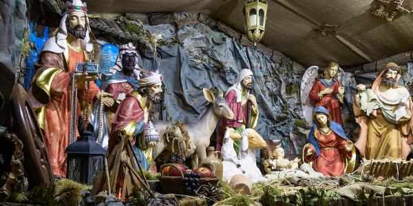 Un tradizionale presepe natalizio con personaggi della Natività, i Re Magi e gli animali che accolgono Gesù bambino