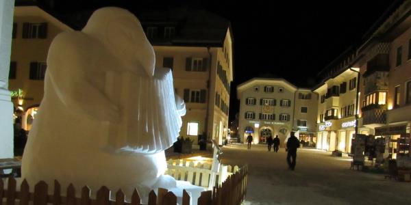 Scultura di neve in una piazza