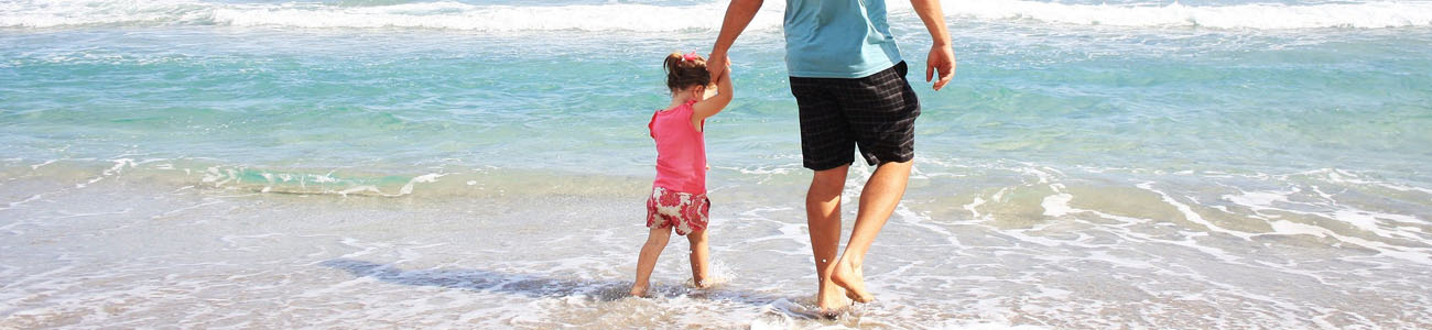 bambina sulla riva del mare